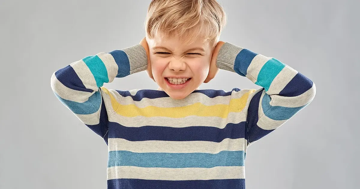 dziecko boi się hałasu zakrywa uszy nadwrażliwość sensoryczna dziecko Niepołomice