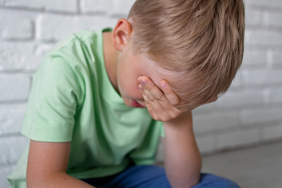 objawy integracji sensorycznej dziecko zakrywa uszy nadwrażliwość sensoryczna Niepołomice