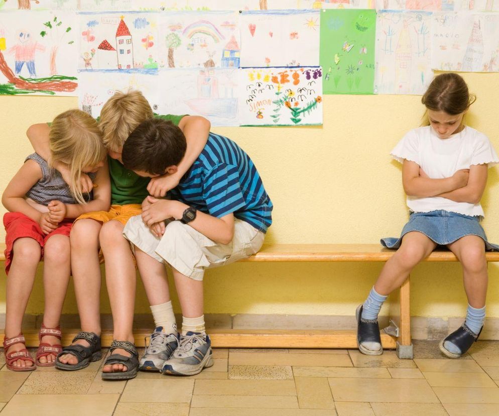 dziecko nie radzi sobie w grupie wycofanie przedszkole Niepołomice trudności społeczne