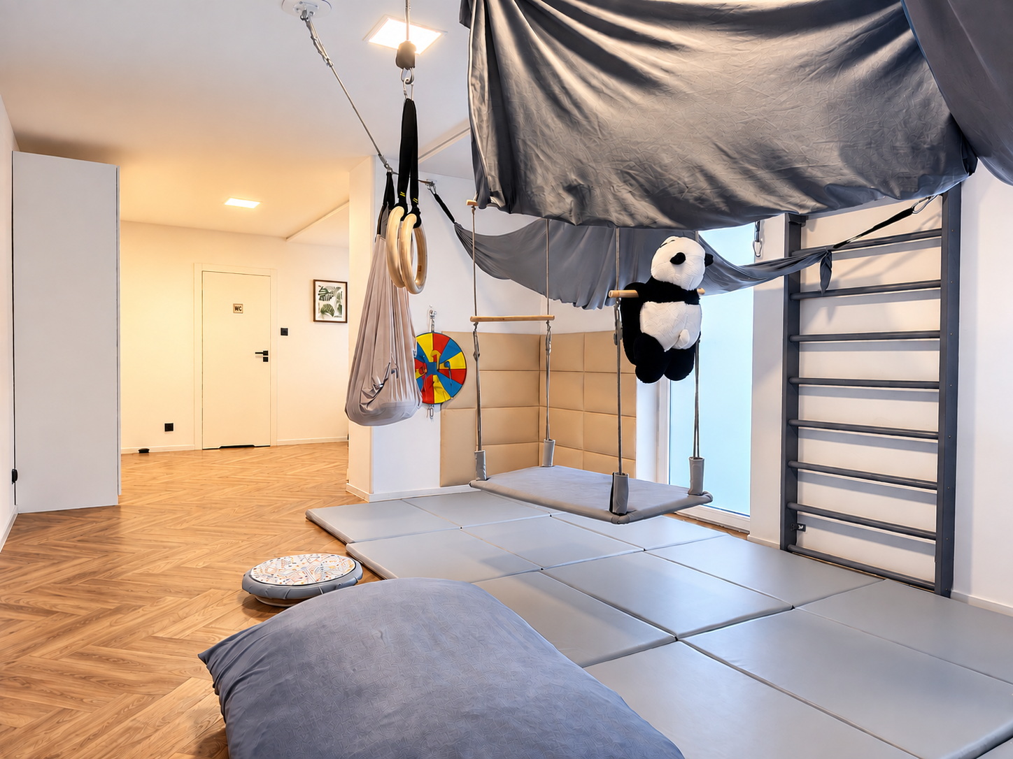 Sala integracji sensorycznej Centrum Rozwoju ISkierka w Niepołomicach – huśtawki terapeutyczne